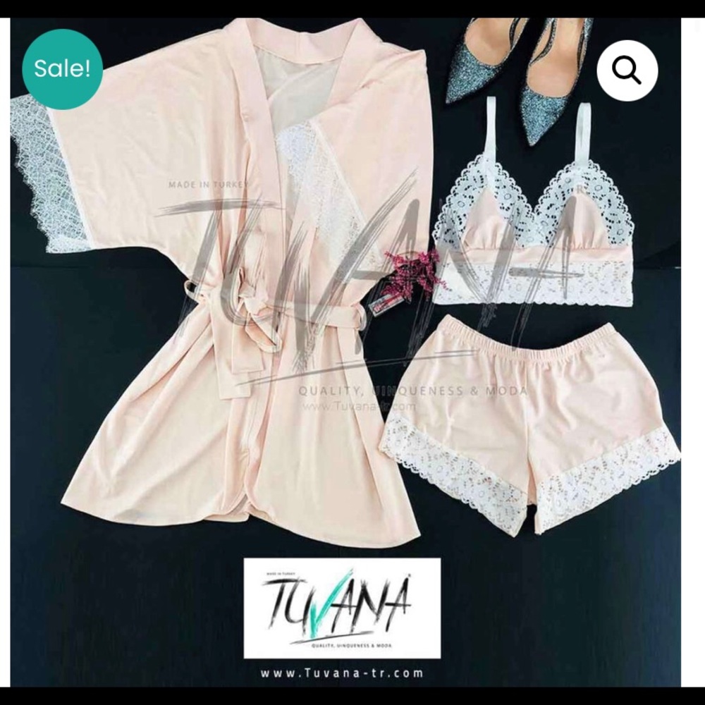 Three pieces pink lingerie set w/ smooth lace trim